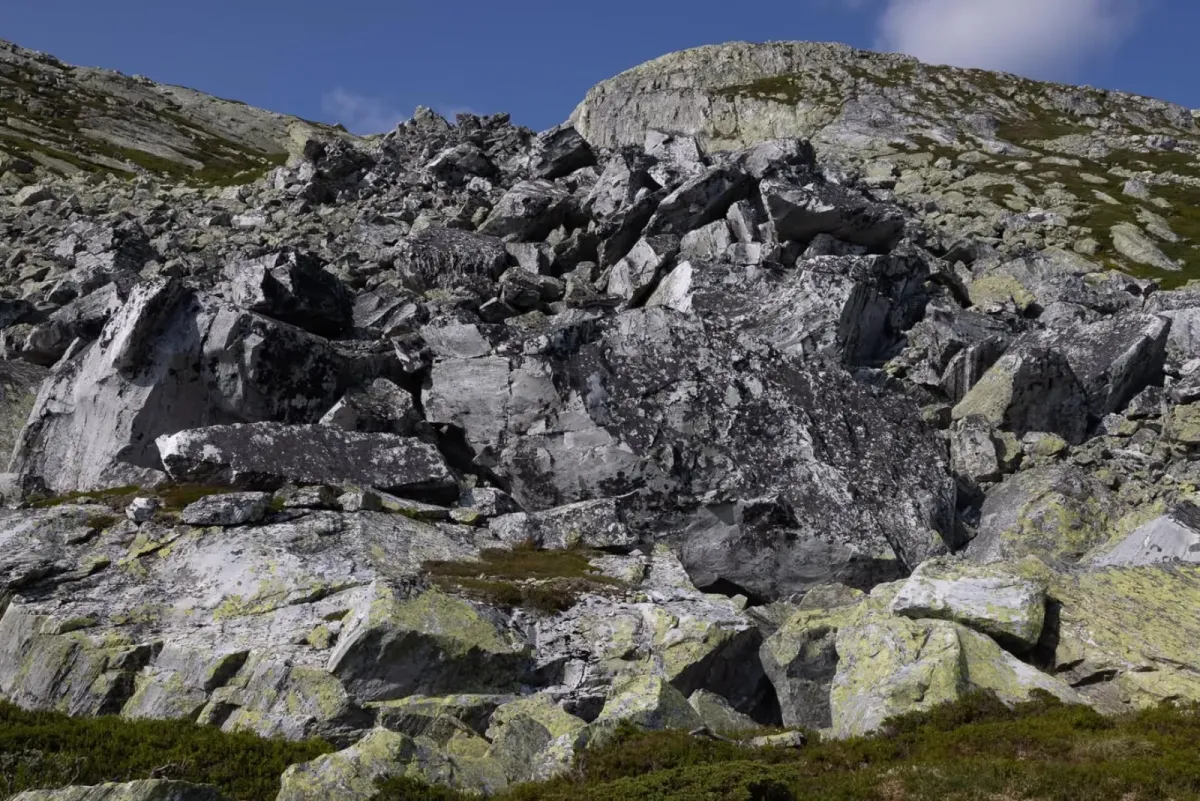 Røysdalsnuten ligg så klart i ein røys