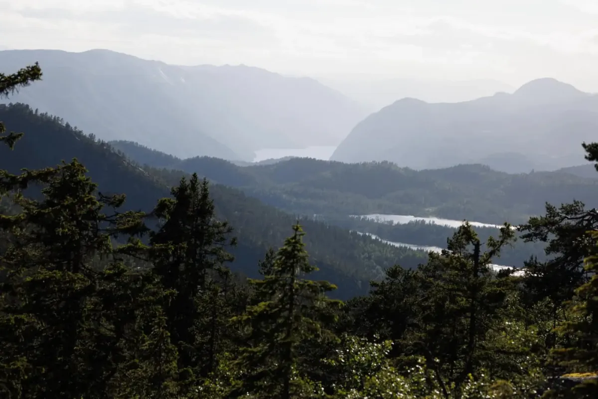 Brokefjelldalen bakom Einangsnut på grensa mellom Kviteseid og Seljord