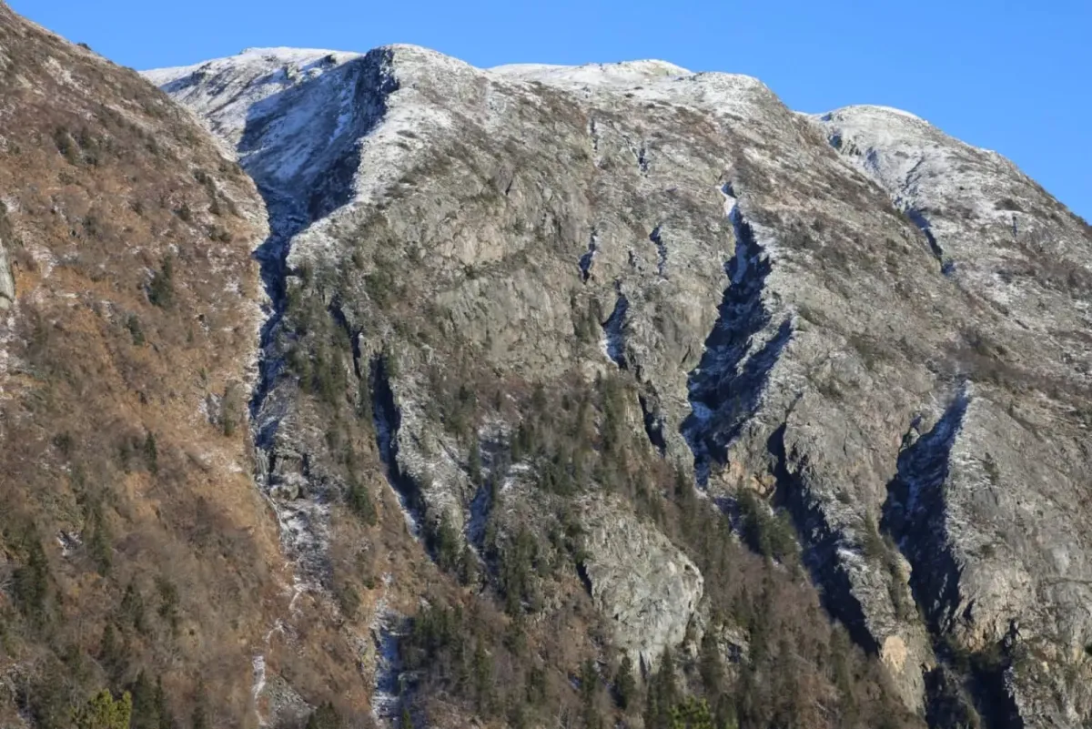 Solrik dag på berga oppe på Trassimotkåsi i Kivledalen