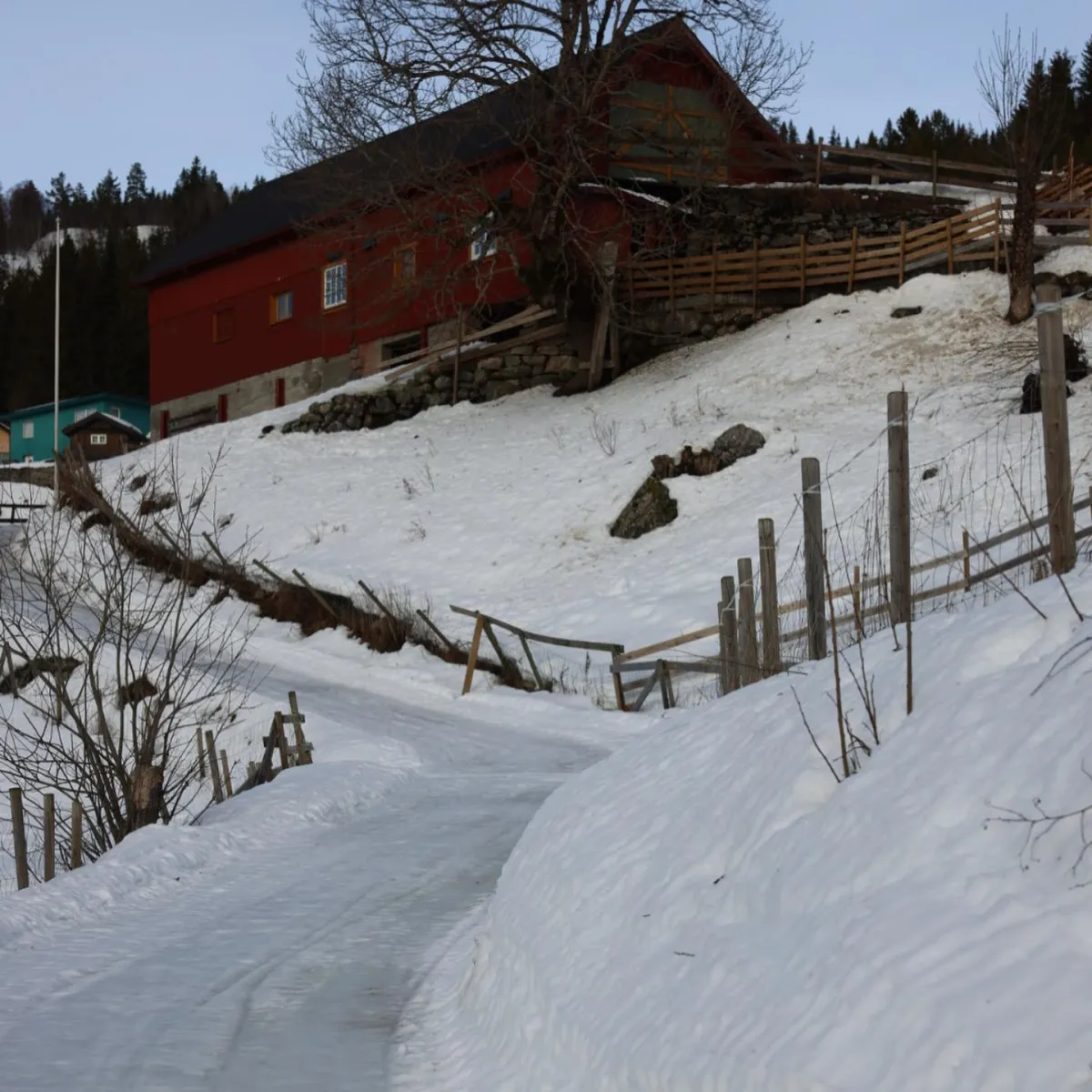 Rørtveitgrendi rundum. Die Wärme des Schmelzens und die Frühlingsstimmung oben in den Hügeln von Flatdal