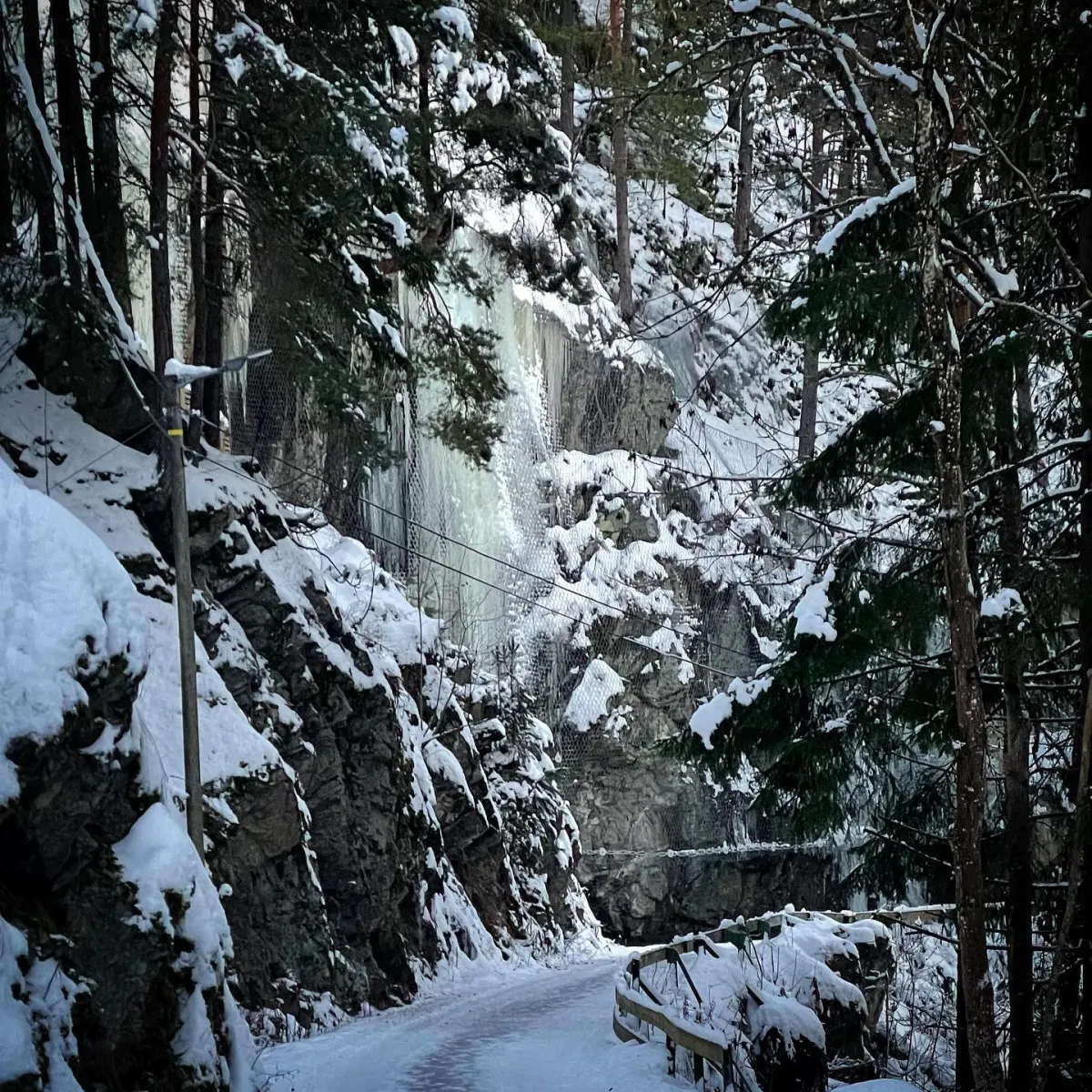 Gulnesvegen ist ruhig und friedlich. Dort gibt es viel Eis auf der Piste.
