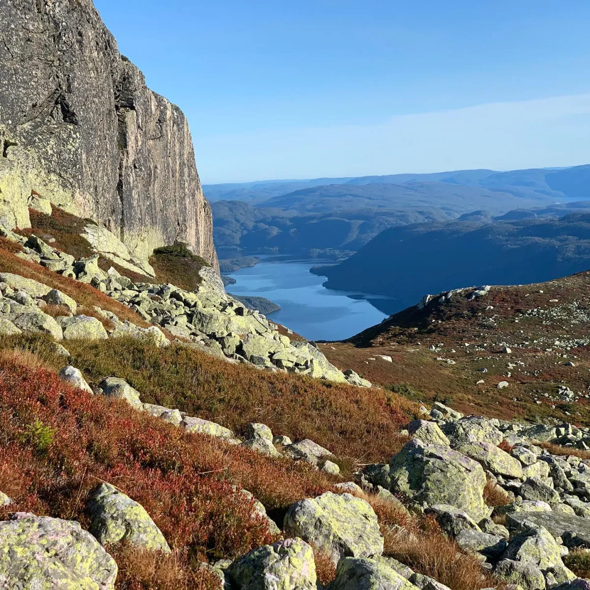 Utsikt fra Gøysen (midtre) på Skorve ned mot Seljordsvatnet