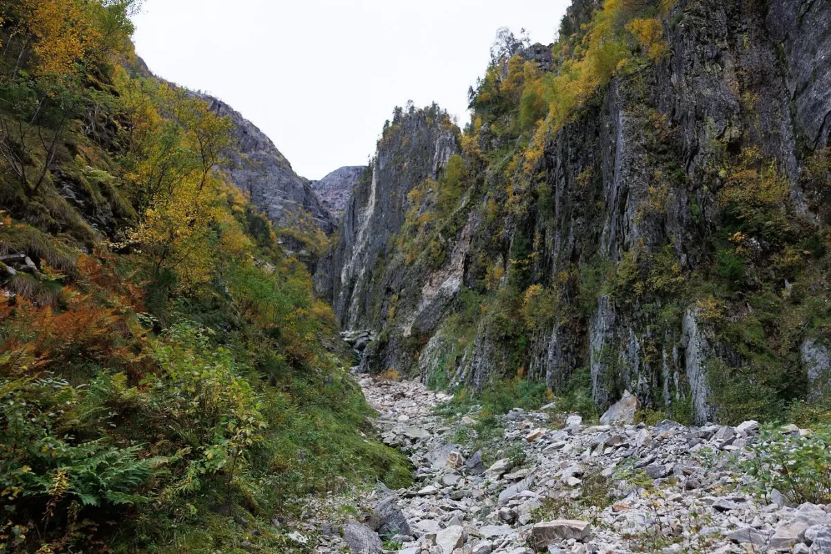 Middle-earth fins og det er ikkje så langt vekk. Desse røffe fjellsidene me har frå Øyane i Flatdal…