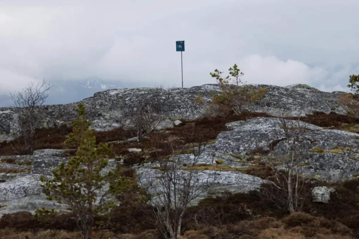 Snoen begynar å smelte over 800 moh